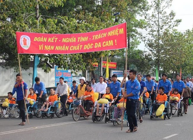 Chung tay để cuộc đời thêm niềm vui, nụ cười. (10/8/2016)